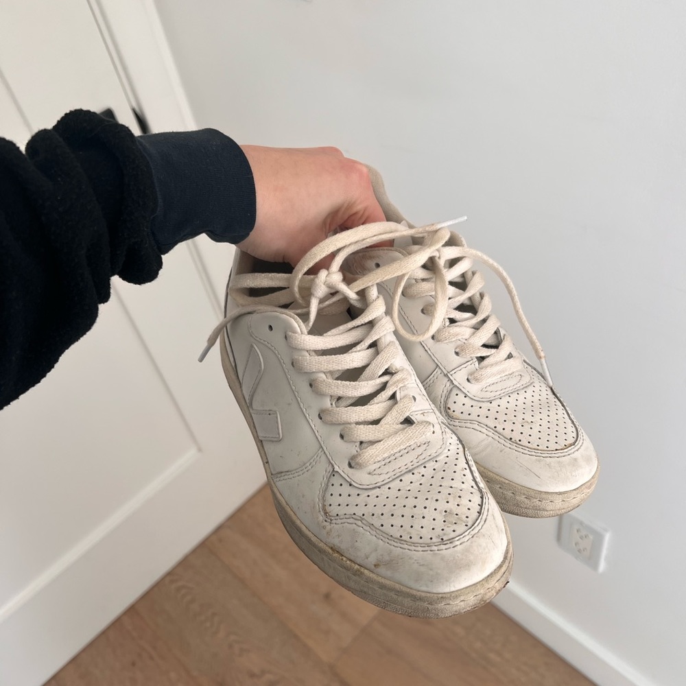 veja v 10 all white sneaker women’s size 36